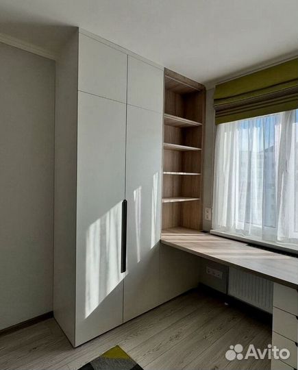 Шкаф распашной с рабочей зоной у окна