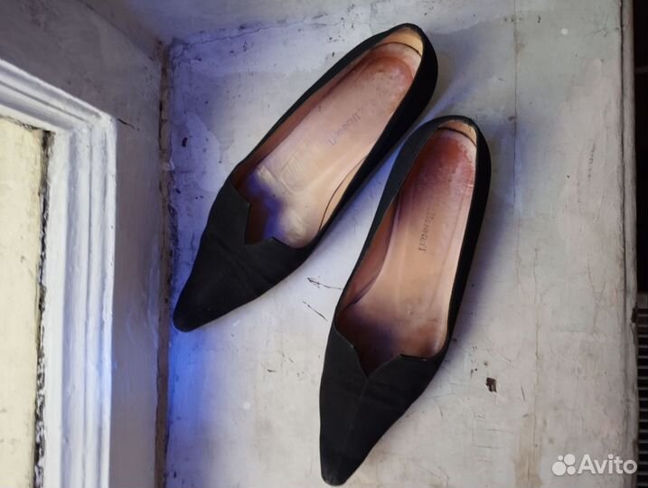 Туфли на низком каблуке 38 острый нос разрез
