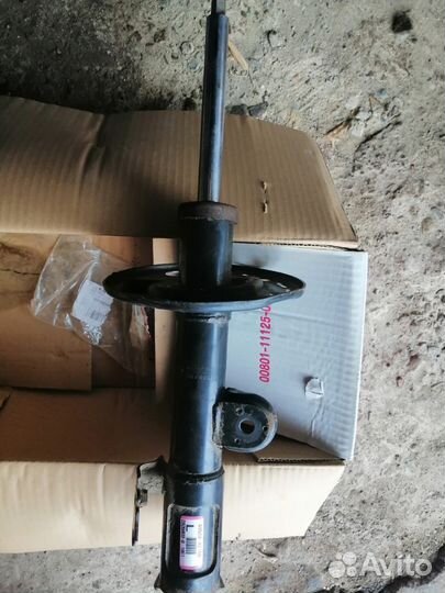 Стойки амортизатора передние Toyota RAV-4 2006