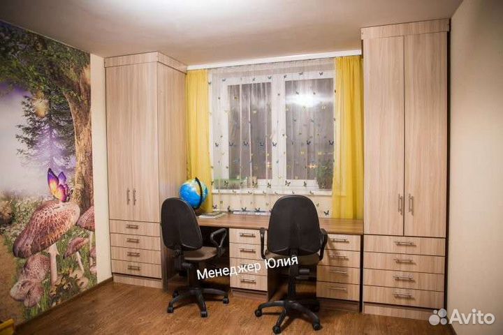 Стол вдоль окна