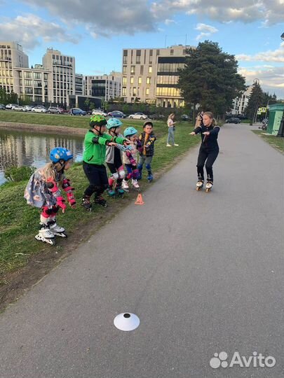 Инструктор тренер по роликам, спорт в парке