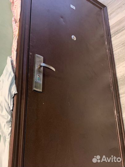 Дверь входная металлическая б/у