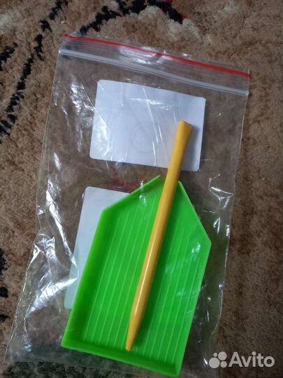 Карандаш-стилус и тарелочка для бисера