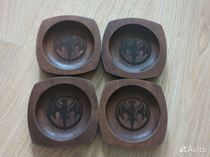 Подставка с летучей мышью для стаканов с бакарди