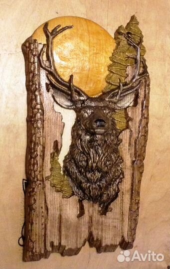 Олень в дереве и луна