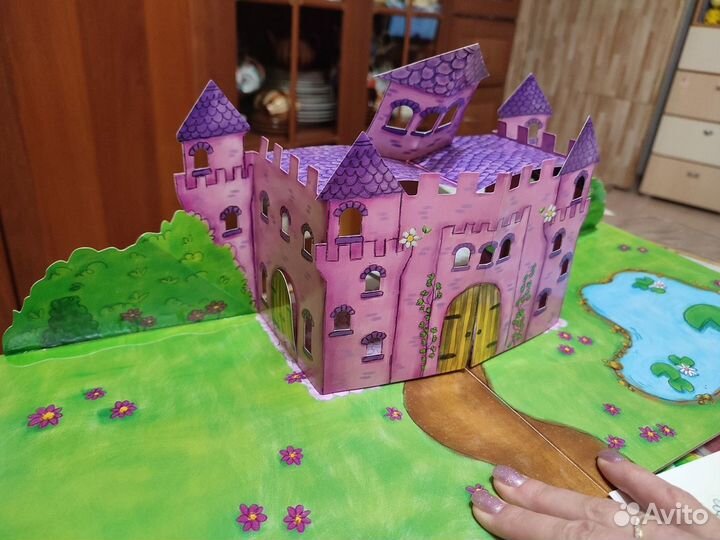 Модель замка + книга + фигурки (новое)