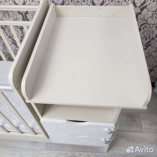 Детская кроватка с маятником