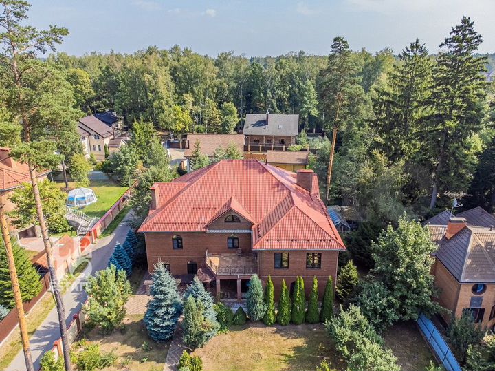 Дом 699,6 м² на участке 18,5 сот.