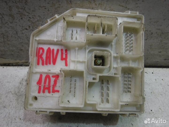 Блок предохранителей Toyota Rav 4 XA20