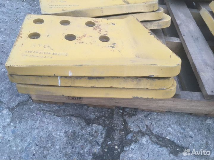 Нож Komatsu D85 боковой левый 150-70-21356