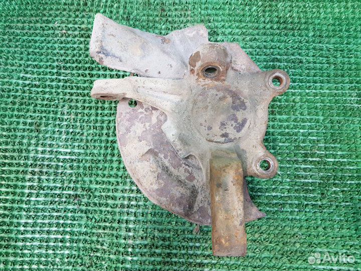 Кулак поворотный передний левый Nissan Serena 1