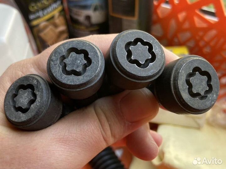 4 секретки с авто mini Cooper Countryman R60