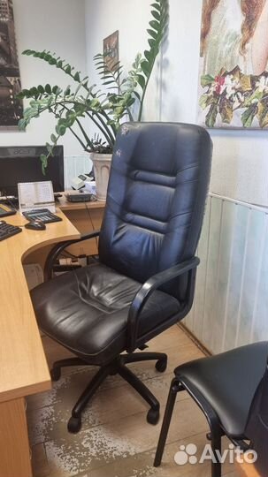 Офисное кресло руководителя