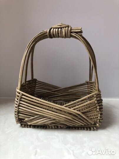 Корзина плетеная из бумажной лозы