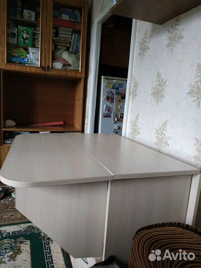 Продаю стол- книжку