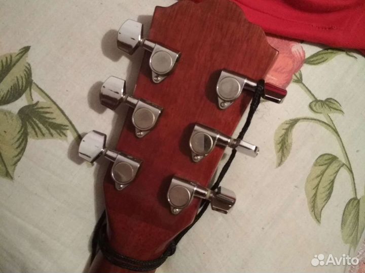 Электроакустическая гитара Washburn cтюнером
