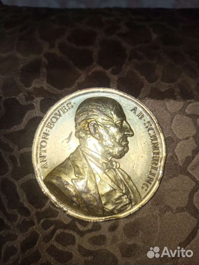 Настольная медаль