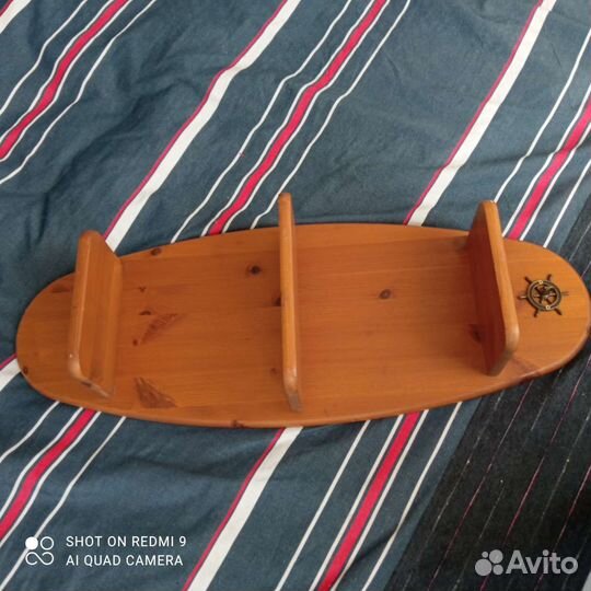 Деревянная полочка с крючком