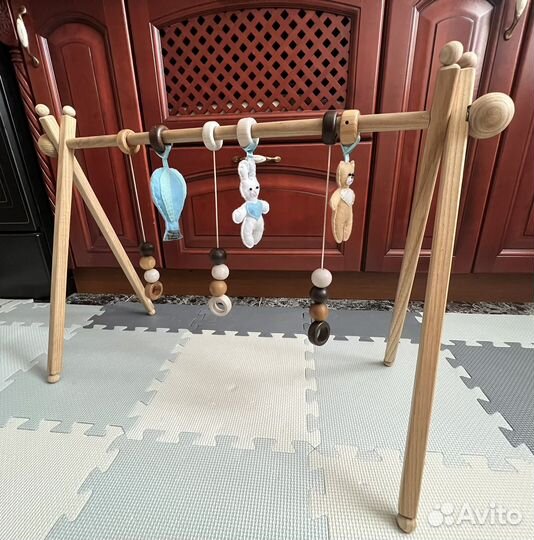 Стойка-тренажер Монтессори с игрушками
