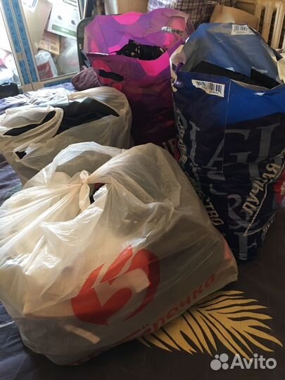 4 пакета с женской одеждой