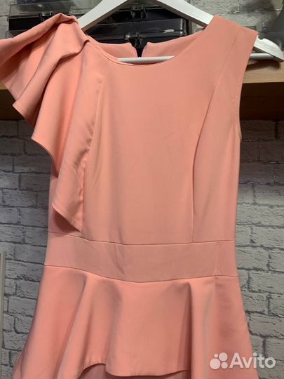 Платье женское розовое обтягивающие с вырезом