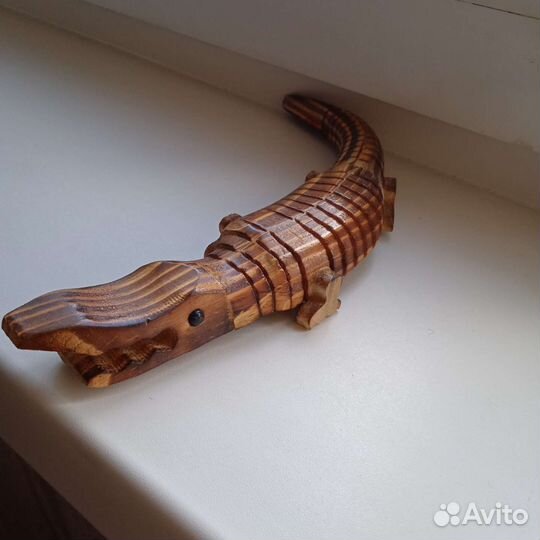 Фигурка крокодила из дерева