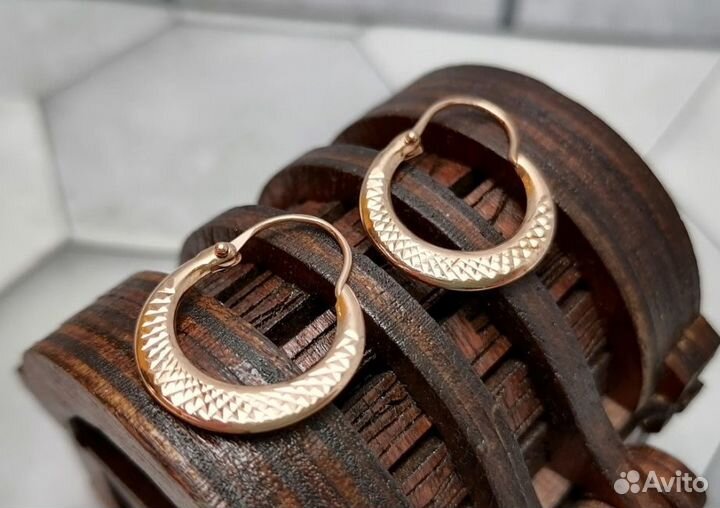 Золотые серьги 585 пробы массой 1.2 грамма