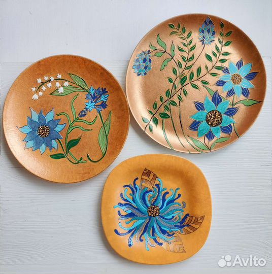 Комплект декоративных настенных тарелок