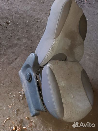 Переднее правое сидение погнуто на запчасти ноут