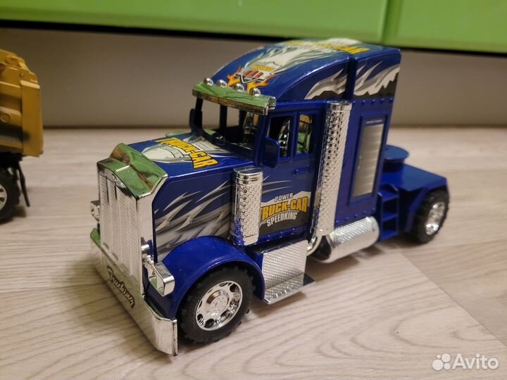 Игрушешные пистолеты и машинки