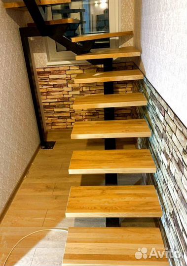 Облицовка лестничного металлокаркаса деревом