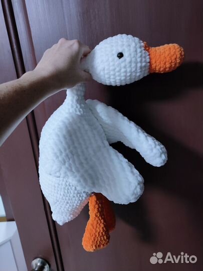 Гусь обнимусь вязаный