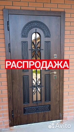 Дверь для дома со стеклом и ковкой