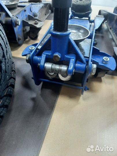 Домкрат подкатной 3т