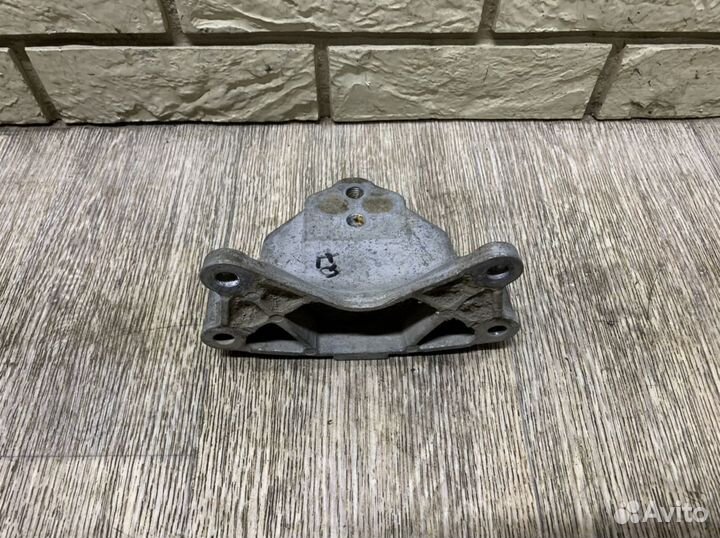 Audi Q7 4L Кронштейн опоры кпп задний