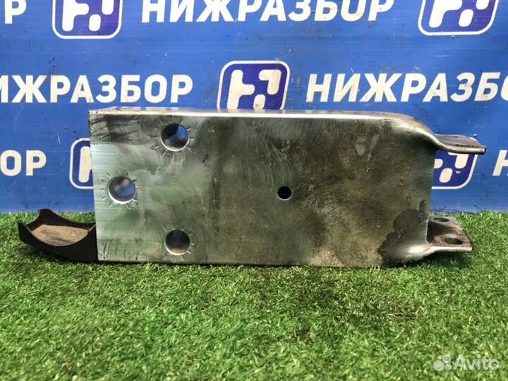 Кронштейн усилителя бампера передний правый