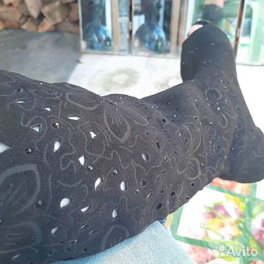 Продаю замшевые чёрные сапоги женские