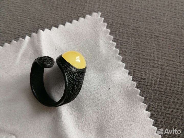Кожаное кольцо с натуральным янтарем