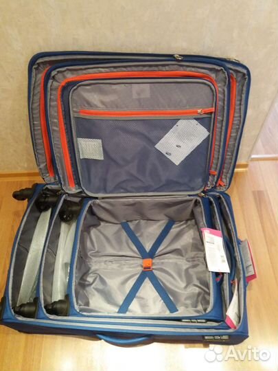 Чемодан на колесах тканевый