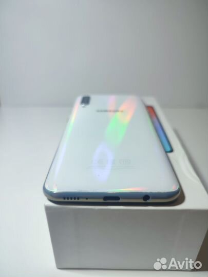Смартфон Samsung Galaxy A50 в отличном состоянии