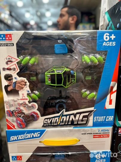 Машинка на управлении жетсами руки