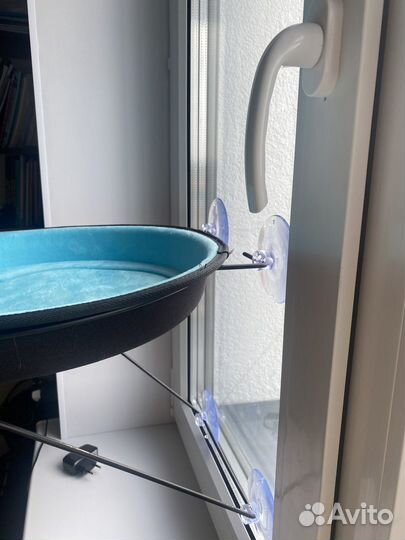 Лежанка для кошек на окно