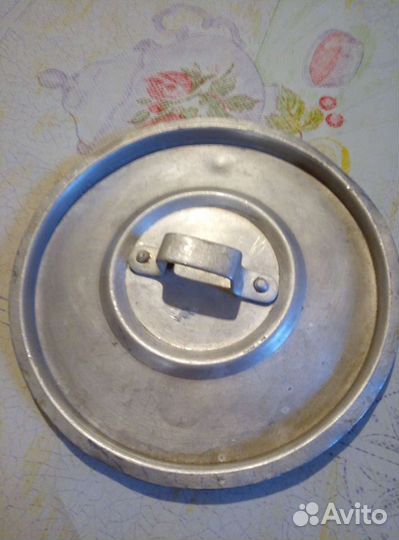 Кастрюли (6 и 10 л) и 2 сковороды