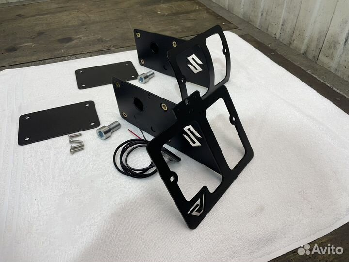 Кронштейн номера и сумки Suzuki m109r