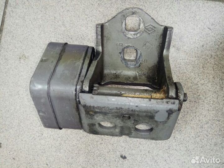 Петля двери передняя правая Renault Megane 2 2007