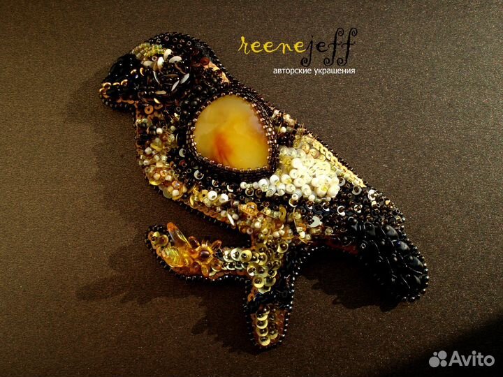 Брошь-кулон птица с янтарем