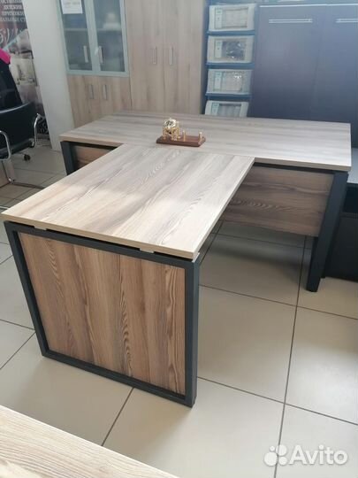 Стол руководителя с брифингом