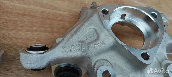 Кулак задний левый правый Cadillac XT5 16-22