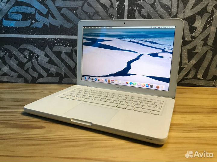 Белоснежный Apple MacBook Pro 13