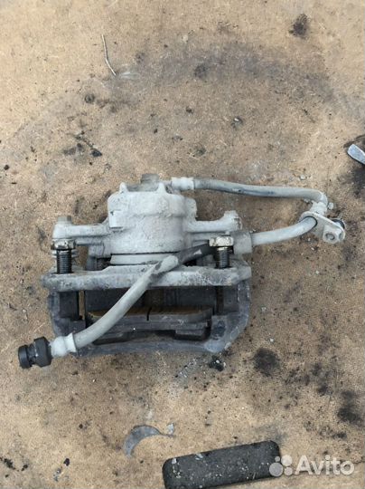 Суппорт передний правый mitsubishi colt z30